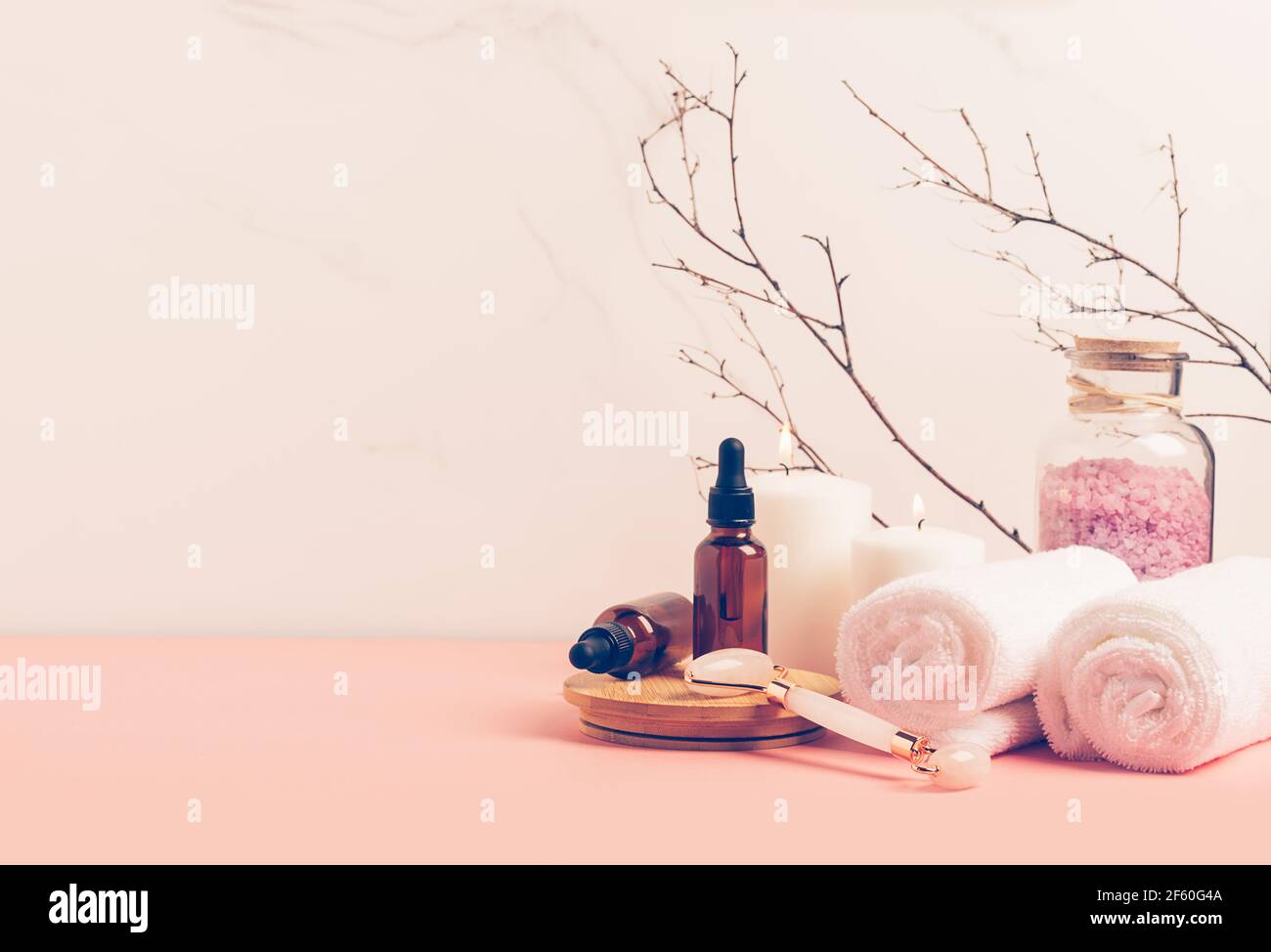 Composition spa sur fond rose pastel. Cosmétiques naturels bio bouteille d'huile, crème, argile, sel, outil de massage gua sha accessoires copier espace Banque D'Images