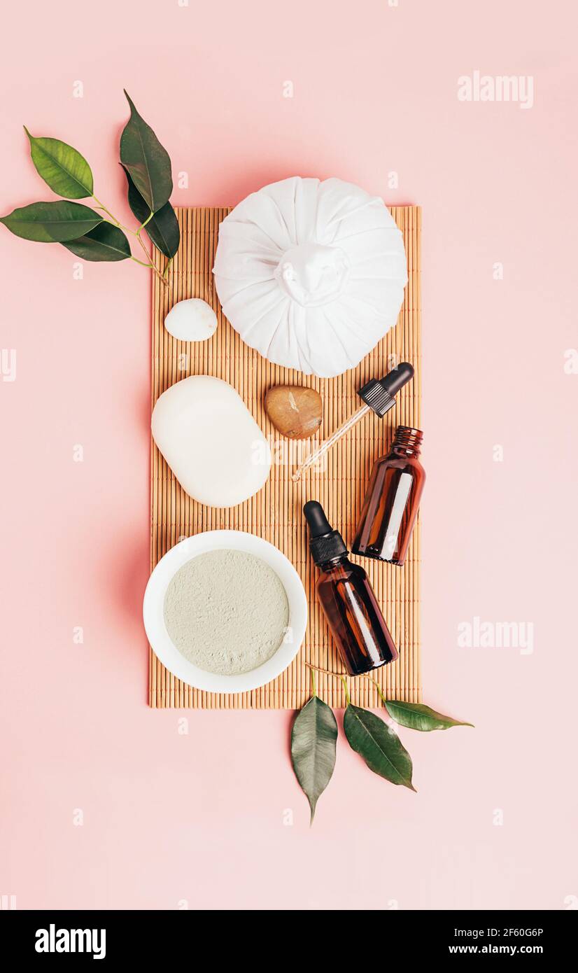 Composition spa sur fond rose pastel. Cosmétiques naturels bio bouteille d'huile, crème, argile, sel, outil de massage gua sha accessoires plan Banque D'Images