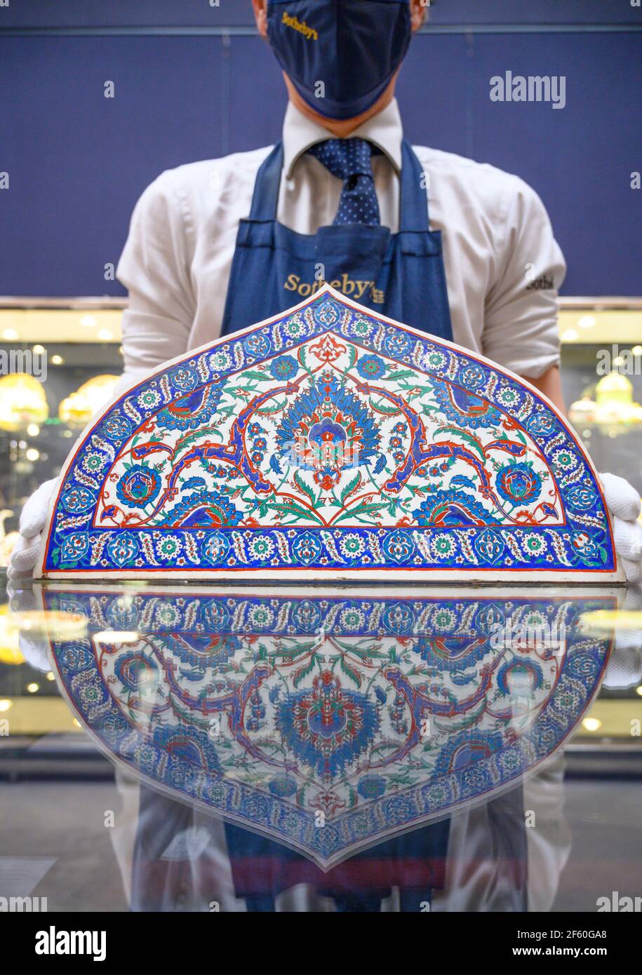Sotheby’s, Londres, Royaume-Uni. 29 mars 2021. Sotheby, la vente printanière des arts du monde islamique et de l'Inde le 31 mars, célèbre la production d'objets historiques, de peintures et de manuscrits provenant d'une multitude de continents sur dix siècles. Image: L'un des deux carreaux voûtés de style Iznik avec décoration émaillée, probablement la France, 19e siècle. Estimation (paire): £4,000-6,000. Crédit : Malcolm Park/Alay Live News Banque D'Images