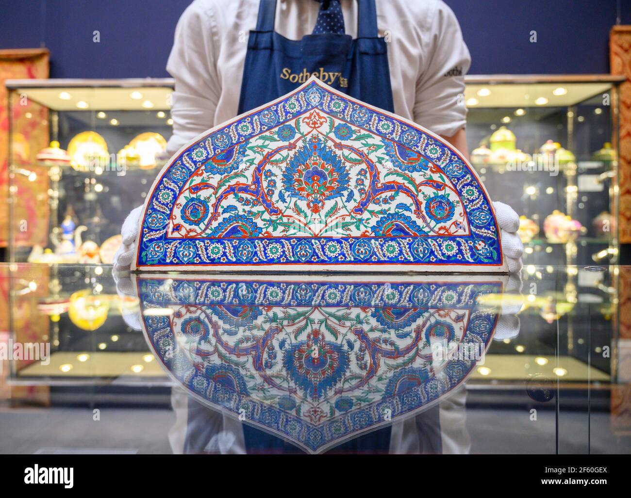 Sotheby’s, Londres, Royaume-Uni. 29 mars 2021. Sotheby, la vente printanière des arts du monde islamique et de l'Inde le 31 mars, célèbre la production d'objets historiques, de peintures et de manuscrits provenant d'une multitude de continents sur dix siècles. Image: L'un des deux carreaux voûtés de style Iznik avec décoration émaillée, probablement la France, 19e siècle. Estimation (paire): £4,000-6,000. Crédit : Malcolm Park/Alay Live News Banque D'Images