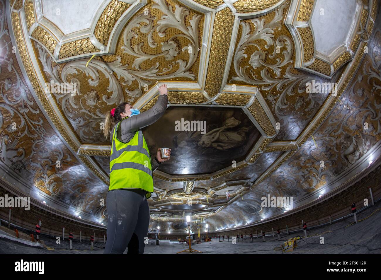Restauration du plafond de la salle à manger à Stowe House, Buckinghamshire, Angleterre, Royaume-Uni. Banque D'Images
