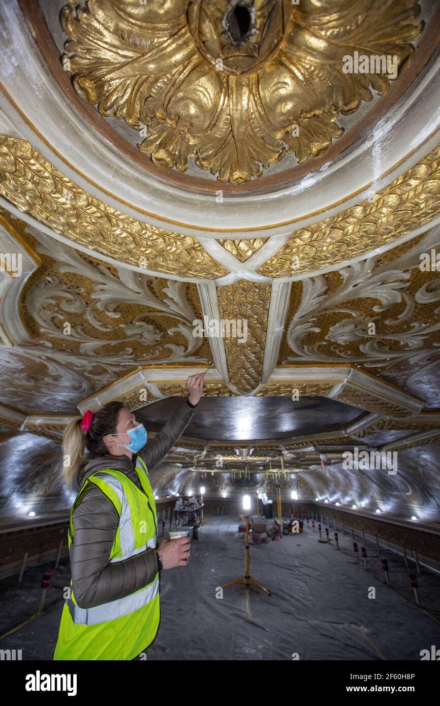 Restauration du plafond de la salle à manger à Stowe House, Buckinghamshire, Angleterre, Royaume-Uni. Banque D'Images