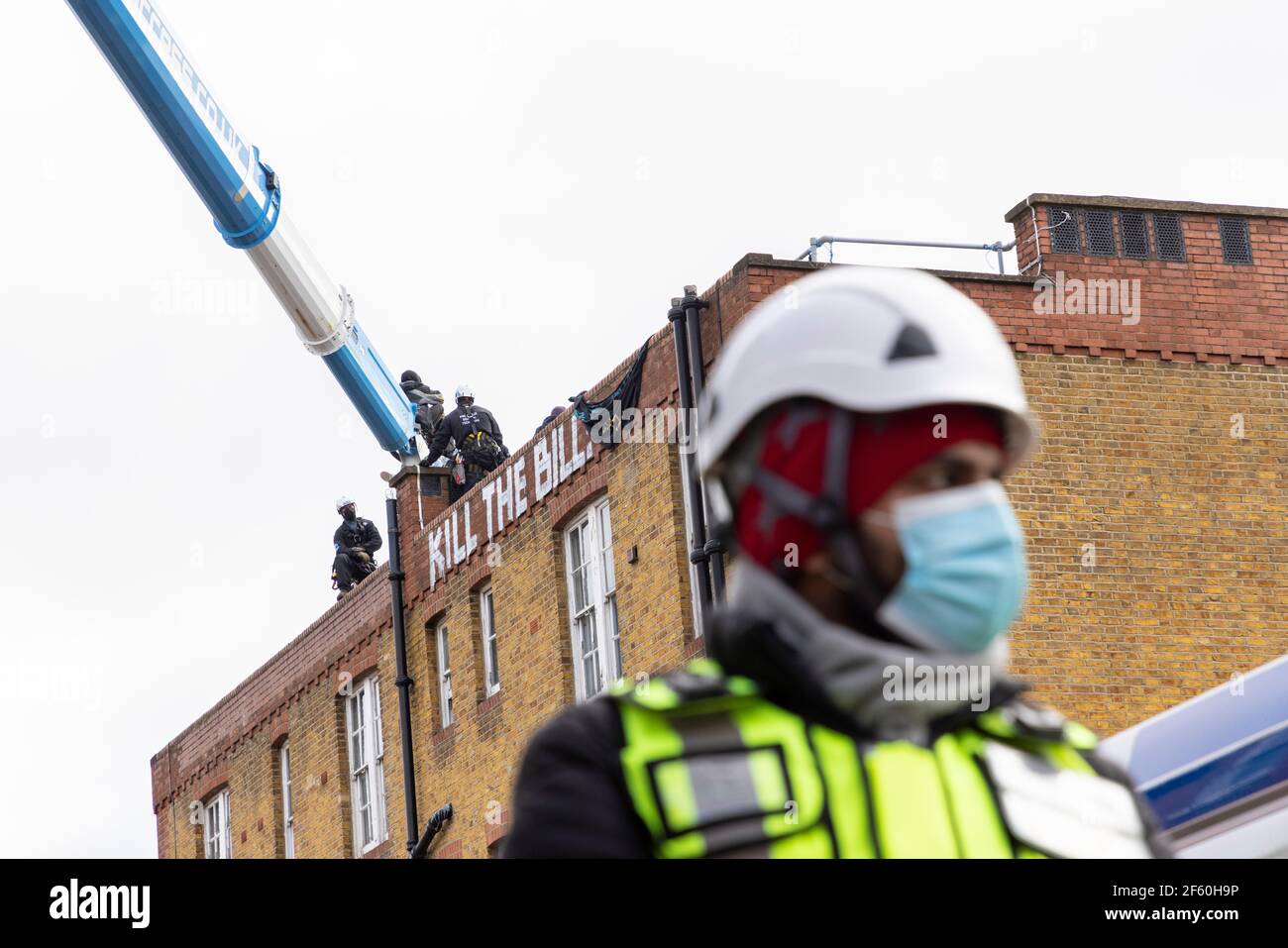 Londres, Royaume-Uni. 29 mars 2021. Les huissiers bloquent Cavendish Road. Une grue a été utilisée pour accéder aux manifestants sur le toit. Le poste de police était occupé par des squatters et des militants autonomes sous le nom de «pas UN magasin de la CdP» depuis plus d'une semaine, en opposition au nouveau «projet de loi sur la police, la criminalité, la condamnation et les tribunaux» et au nouveau «projet de loi sur le féminicide. Cavendish Road police Station, Clapham, Londres, Royaume-Uni. Crédit : Joshua Windsor/Alay Live News. Banque D'Images
