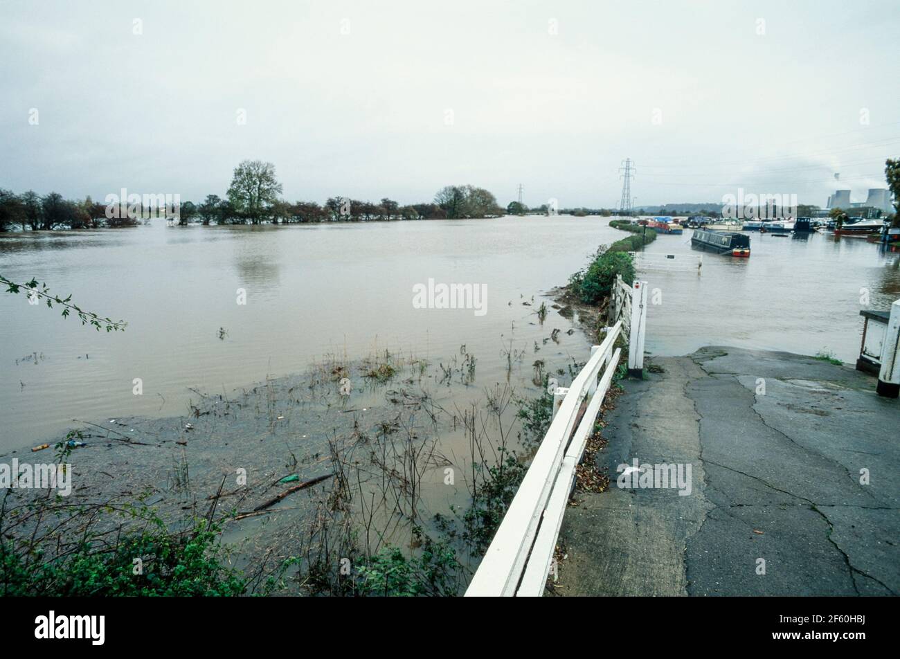 2000 Sawley - inondations causées par des précipitations prolongées en octobre et novembre 2000. Au-dessus du pont Harrington à Sawley, le chantier de briques Marshalls et la maison publique Plank et Leggit ont perdu des affaires car la route a été fermée en raison de graves inondations. Les écluses ici sur la rivière Trent à la marina de Sawley ont été submergées par les eaux d'inondation et le canal a débordé ses berges. Les bateaux étroits flottent à peine dans les limites du canal. La route B6540 Tamworth a été fermée à la circulation à ce point.Sawley marina, Sawley, Derbyshire, Angleterre, Royaume-Uni, GB, Europe Banque D'Images