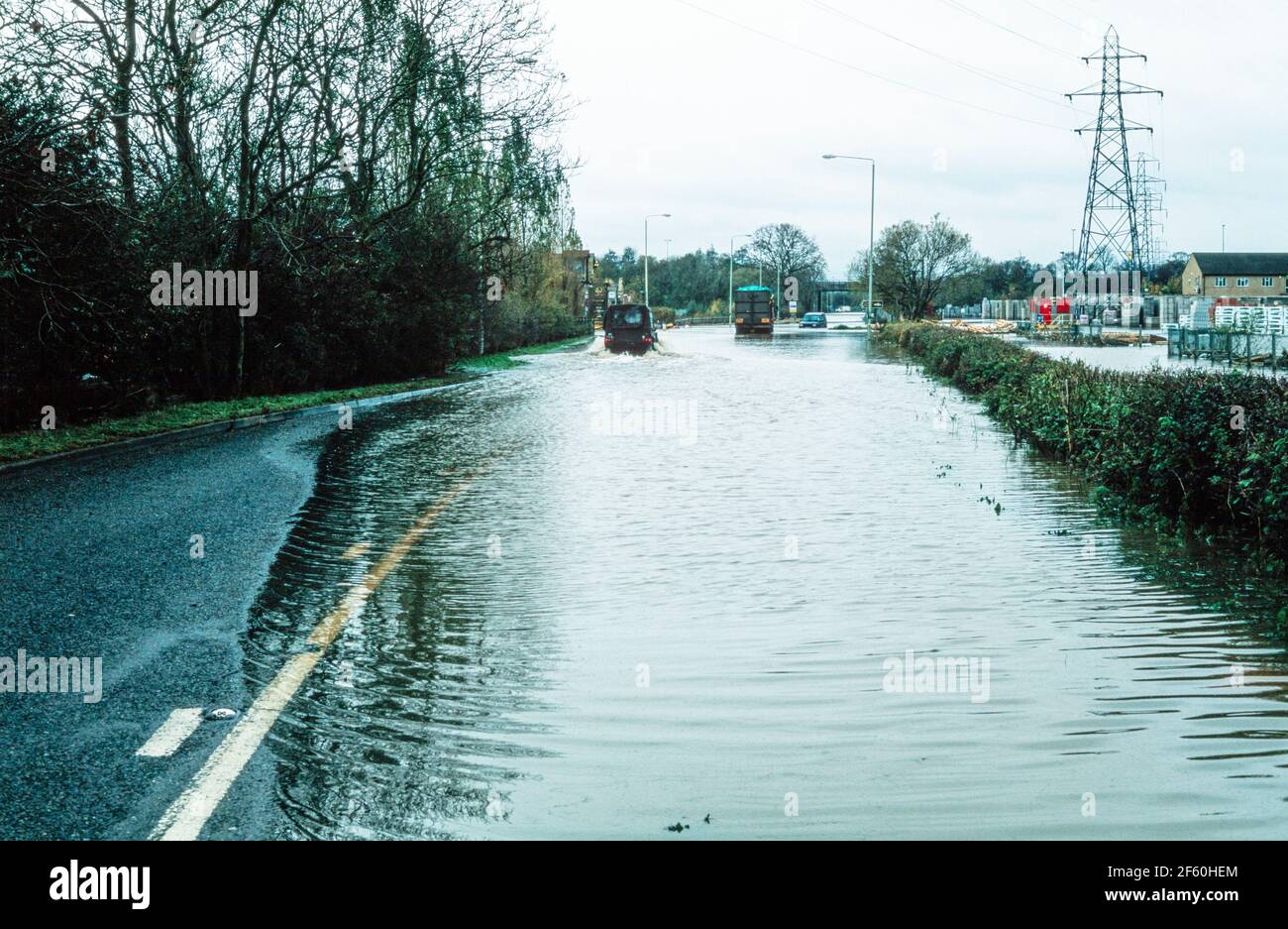 2000 Sawley - inondations causées par des précipitations prolongées en octobre et novembre 2000. Au-dessus du pont Harrington à Sawley, le chantier de briques Marshalls et la maison publique Plank et Leggit ont perdu des affaires car la route a été fermée en raison de graves inondations. Tamworth Road, la B6540 a été inondée dans les deux directions au-dessus de la rivière Trent. Les véhicules bloqués peuvent être vus bloqués après avoir essayé de passer par les eaux d'inondation. Sawley marina, Sawley, Derbyshire, Angleterre, Royaume-Uni, GB, Europe Banque D'Images