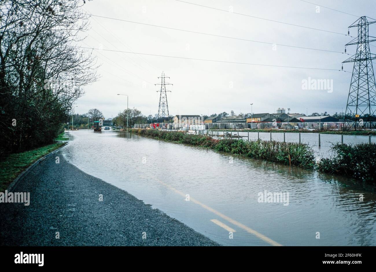 2000 Sawley - inondations causées par des précipitations prolongées en octobre et novembre 2000. Au-dessus du pont Harrington à Sawley, le chantier de briques Marshalls et la maison publique Plank et Leggit ont perdu des affaires car la route a été fermée en raison de graves inondations. Tamworth Road, la B6540 a été inondée dans les deux directions au-dessus de la rivière Trent. Les véhicules bloqués peuvent être vus bloqués après avoir essayé de passer par les eaux d'inondation. Sawley marina, Sawley, Derbyshire, Angleterre, Royaume-Uni, GB, Europe Banque D'Images