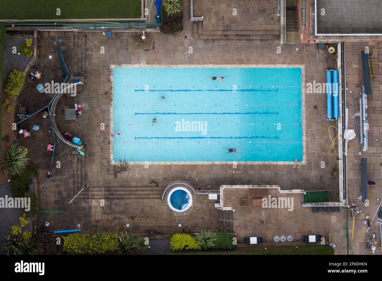 Birmingham, West Midlands, Royaume-Uni. 29 mars 2021. Le Edgbaston Priory Club de Birmingham a rouvert pour les activités de plein air, y compris le tennis et la natation dans la piscine extérieure, car diverses restrictions de confinement du coronavirus ont été levées le «Happy Monday». La règle des 6 a également été introduite, ce qui signifie que plus de gens peuvent se rassembler ensemble à l'extérieur. Photo par crédit : arrêter presse Media/Alamy Live News Banque D'Images