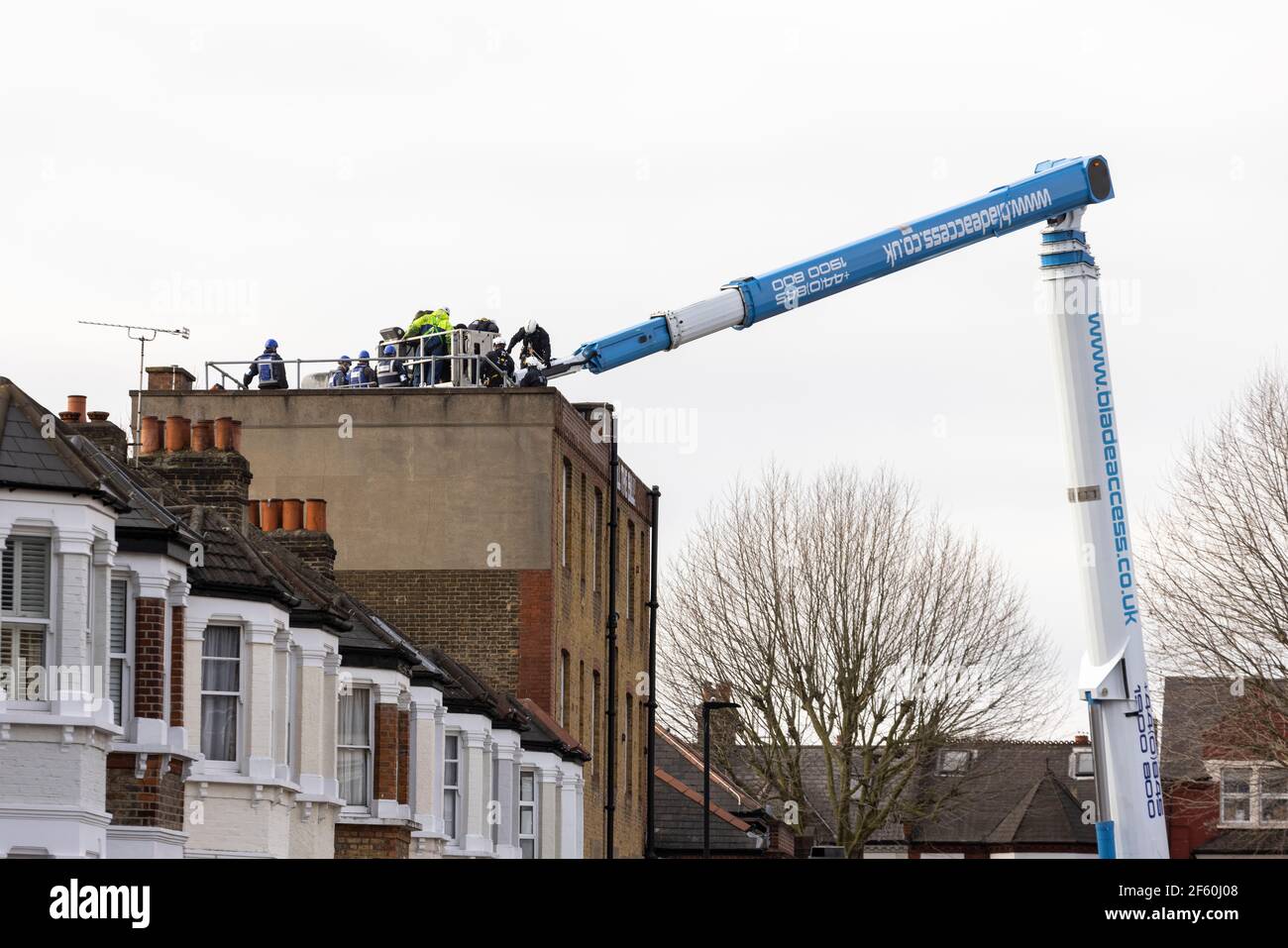 Londres, Royaume-Uni. 29 mars 2021. Une grue est utilisée pour accéder aux manifestants sur le toit. Le poste de police était occupé par des squatters et des militants autonomes sous le nom de «pas UN magasin de la CdP» depuis plus d'une semaine, en opposition au nouveau «projet de loi sur la police, la criminalité, la condamnation et les tribunaux» et au nouveau «projet de loi sur le féminicide. Cavendish Road police Station, Clapham, Londres, Royaume-Uni. Crédit : Joshua Windsor/Alay Live News. Banque D'Images