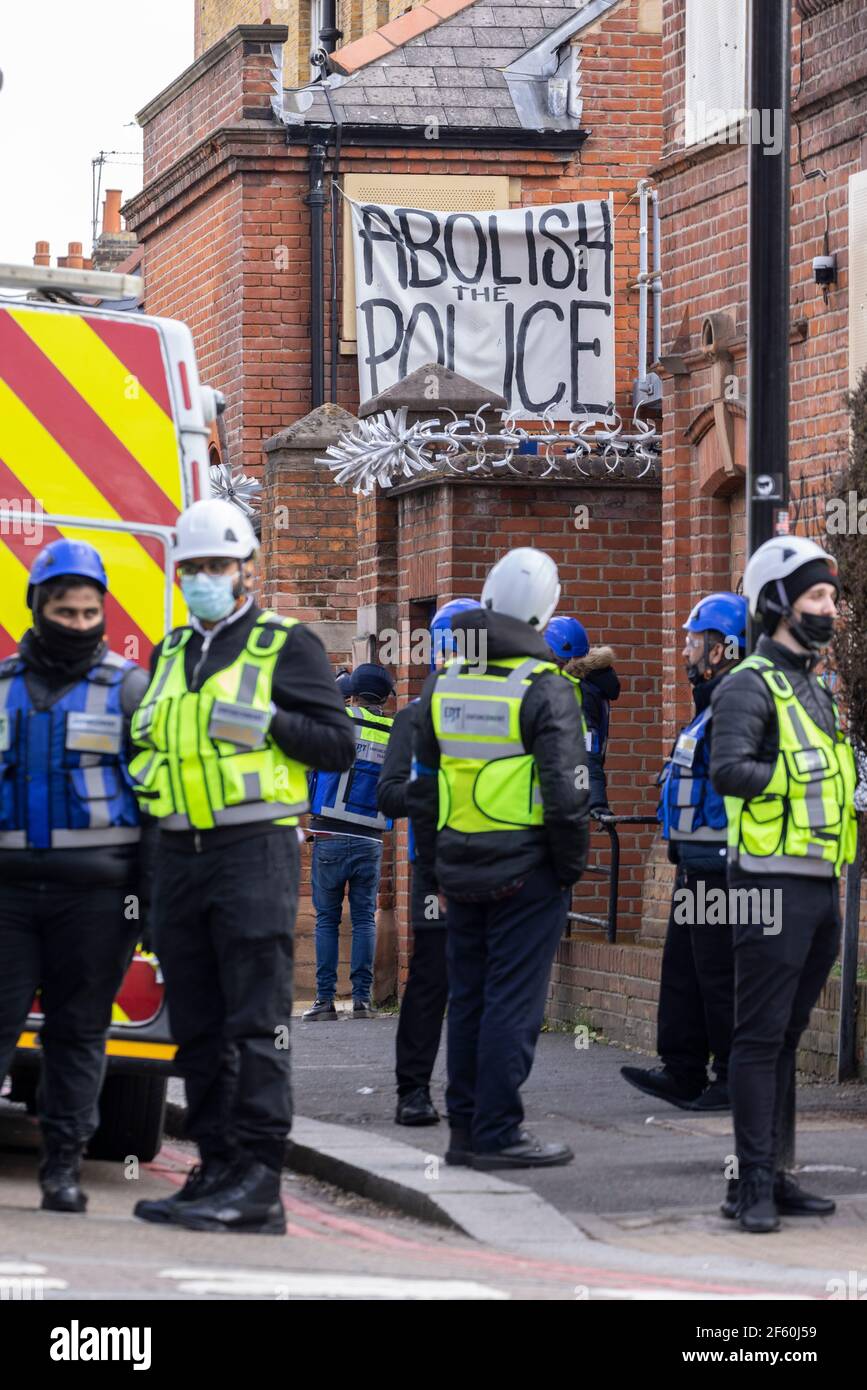 Londres, Royaume-Uni. 29 mars 2021. Les huissiers bloquent Cavendish Road, car une grue est utilisée pour accéder aux manifestants sur le toit. Le poste de police était occupé par des squatters et des militants autonomes sous le nom de «pas UN magasin de la CdP» depuis plus d'une semaine, en opposition au nouveau «projet de loi sur la police, la criminalité, la condamnation et les tribunaux» et au nouveau «projet de loi sur le féminicide. Cavendish Road police Station, Clapham, Londres, Royaume-Uni. Crédit : Joshua Windsor/Alay Live News. Banque D'Images
