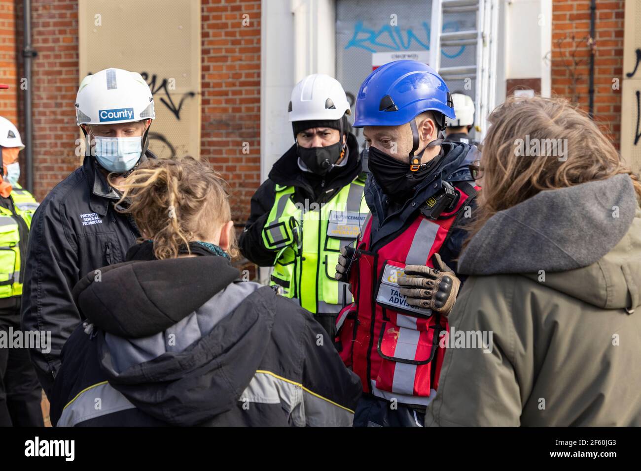 Londres, Royaume-Uni. 29 mars 2021. Les manifestants conversant avec des huissiers de justice devant le poste de police. Le poste de police était occupé par des squatters et des militants autonomes sous le nom de «pas UN magasin de la CdP» depuis plus d'une semaine, en opposition au nouveau «projet de loi sur la police, la criminalité, la condamnation et les tribunaux» et au nouveau «projet de loi sur le féminicide. Cavendish Road police Station, Clapham, Londres, Royaume-Uni. Crédit : Joshua Windsor/Alay Live News. Banque D'Images