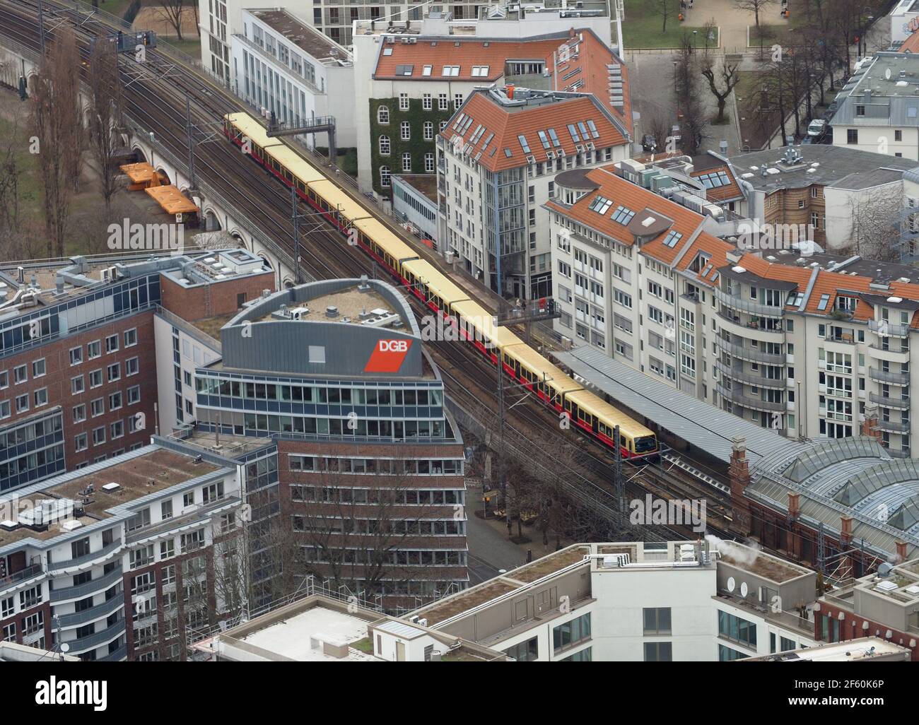 Berlin, Allemagne. 23 mars 2021. Vue depuis la tour de télévision Alexanderplatz jusqu'au centre-ville avec un train de banlieue entrant dans la gare Hackescher Markt, la maison de la DGB ainsi que des bâtiments résidentiels et commerciaux. Credit: Soeren Stache/dpa-Zentralbild/ZB/dpa/Alay Live News Banque D'Images