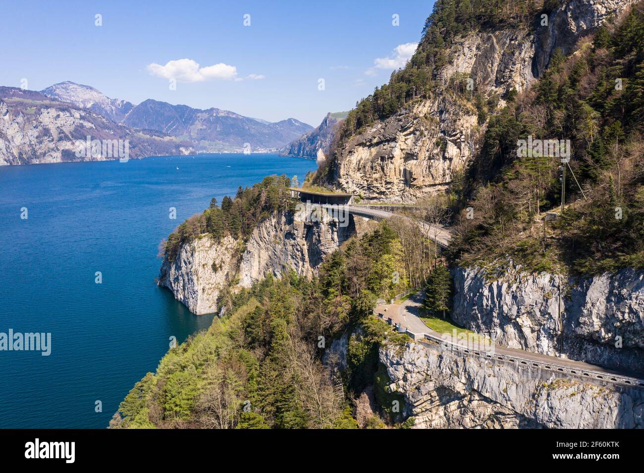Route côtière le long du lac de Lucerne dans le canton de Schwytz en centre La Suisse par une belle journée d'été Banque D'Images