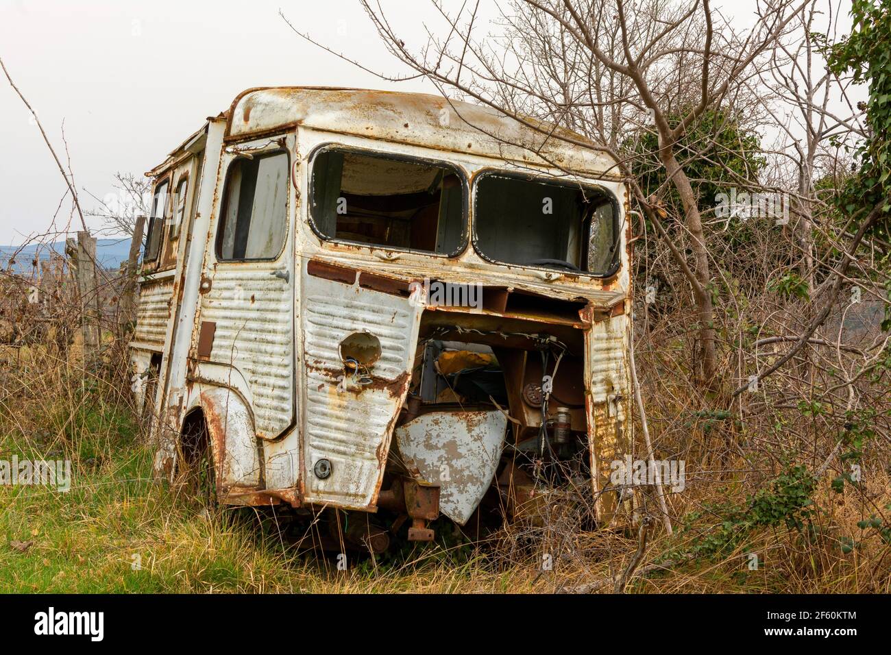 Ancienne épave abandonnée citroën entourée par la nature dans un paysage rural au cours de l'automne. France Banque D'Images