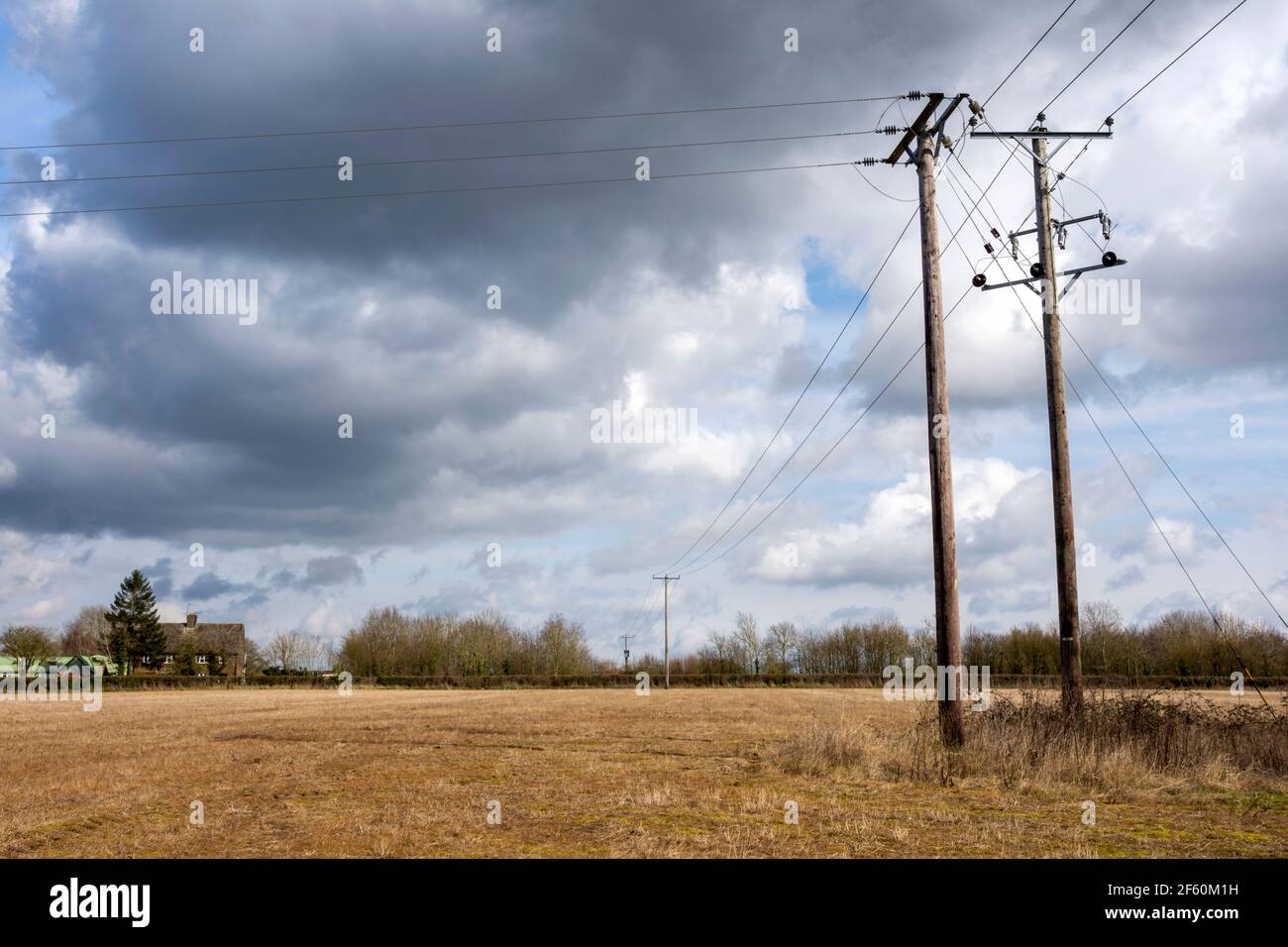 Terres agricoles et bâtiments le jour du printemps Banque D'Images