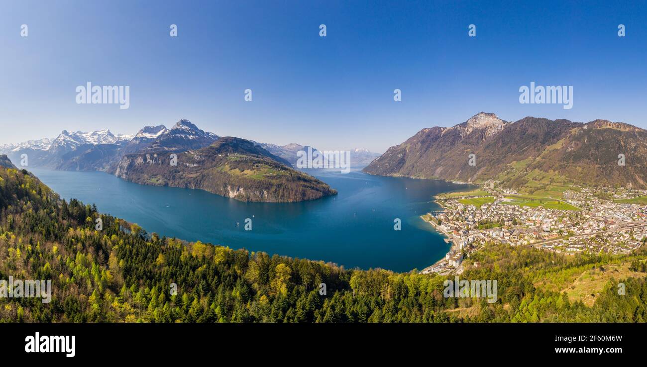 Panorama aérien du lac de Lucerne et de la ville de Brunnen Canton de Schwytz, Suisse centrale, le jour de printemps Banque D'Images