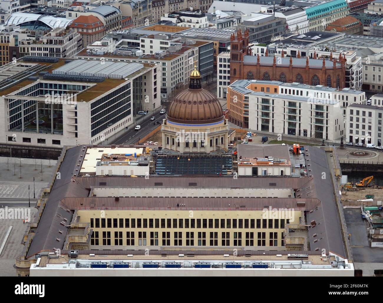 Berlin, Allemagne. 23 mars 2021. Vue depuis la tour de télévision Alexanderplatz jusqu'au centre-ville avec le Palais de Berlin ou le Forum Humboldt (M), le Foreign Office (l) et l'église Schinkel à Französische Straße. Credit: Soeren Stache/dpa-Zentralbild/ZB/dpa/Alay Live News Banque D'Images