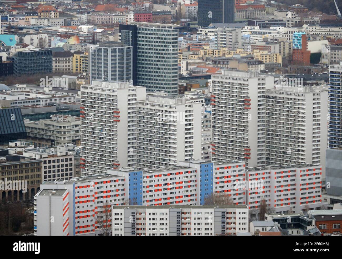 Berlin, Allemagne. 23 mars 2021. Vue depuis la tour de télévision Alexanderplatz jusqu'au centre-ville avec des maisons de plusieurs étages à Leipziger Straße à Mitte. Credit: Soeren Stache/dpa-Zentralbild/ZB/dpa/Alay Live News Banque D'Images