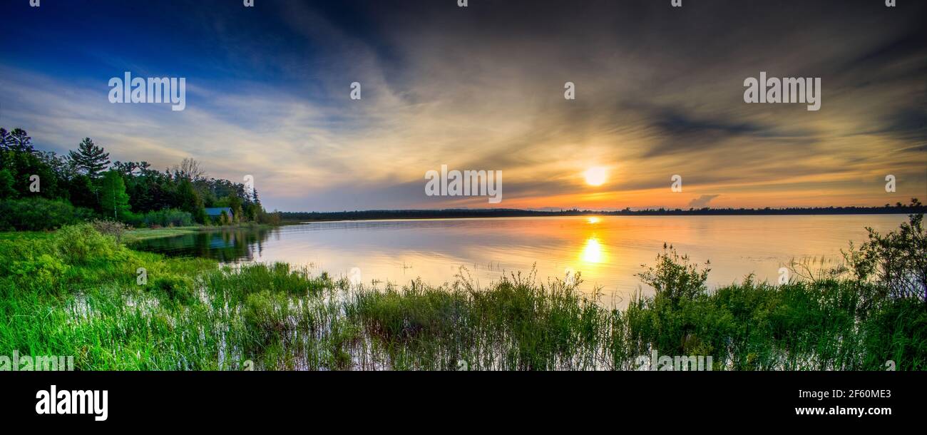 Un spectaculaire coucher de soleil de printemps sur Mud Bay à Tofts point près de Baileys Harbour dans le comté de Door, Wisconsin. Tofts point est une réserve de terres humides nationale. Banque D'Images