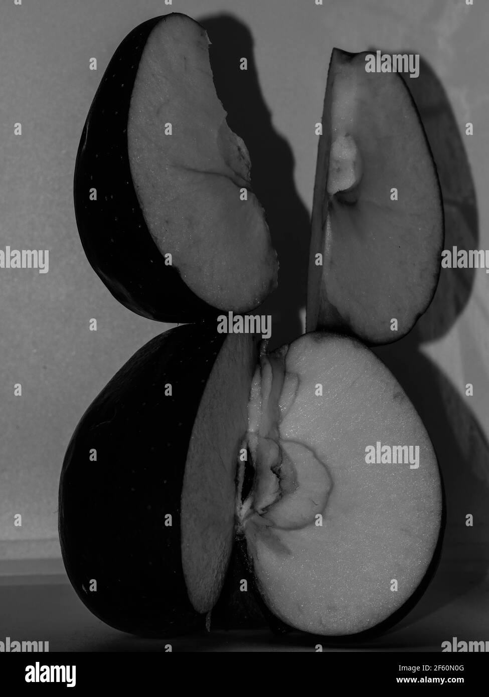 Ensemble de pommes fraîches entières et coupées et de tranches isolées sur fond blanc. Banque D'Images