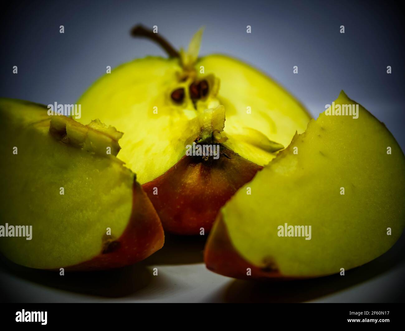 Ensemble de pommes fraîches entières et coupées et de tranches isolées sur fond blanc. Banque D'Images