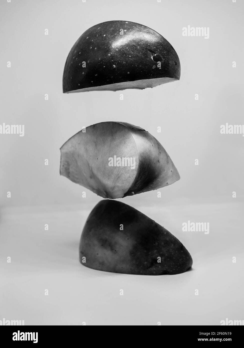 Ensemble de pommes fraîches entières et coupées et de tranches isolées sur fond blanc. Banque D'Images