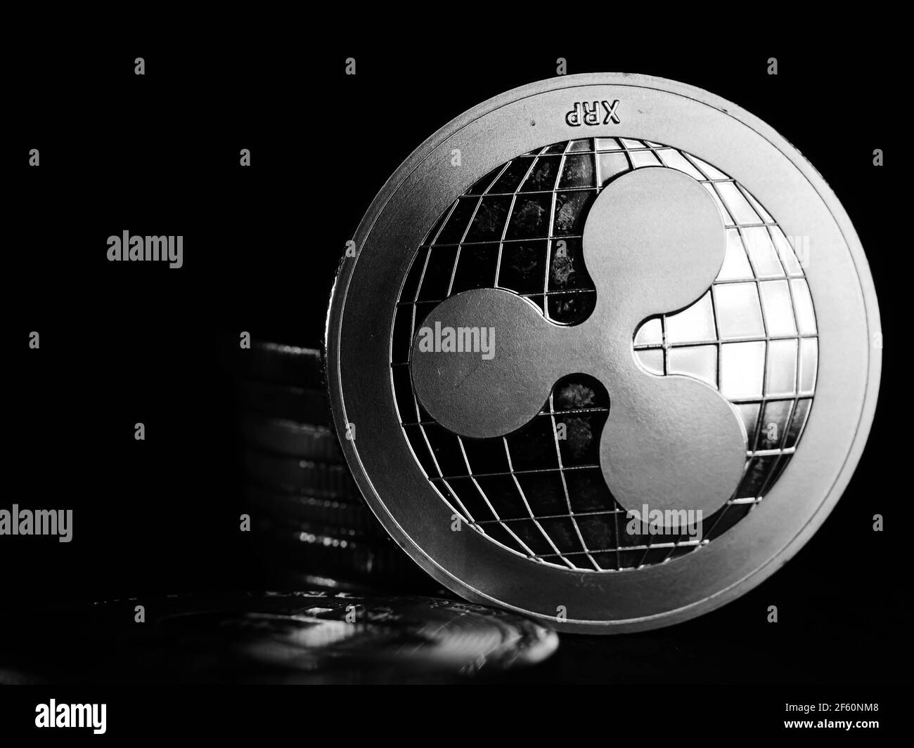Arrière-plan de la monnaie Crypto avec divers de l'argent brillant et d'or physique crypto-monnaies symboles pièces, Bitcoin, Ethereum, Litecoin, zcash, ondulation. Banque D'Images