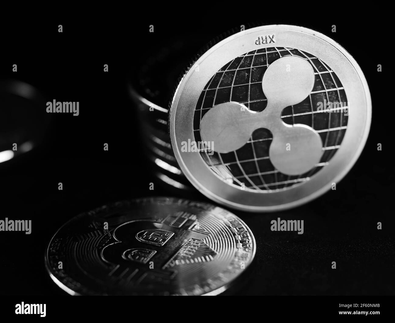 Arrière-plan de la monnaie Crypto avec divers de l'argent brillant et d'or physique crypto-monnaies symboles pièces, Bitcoin, Ethereum, Litecoin, zcash, ondulation. Banque D'Images