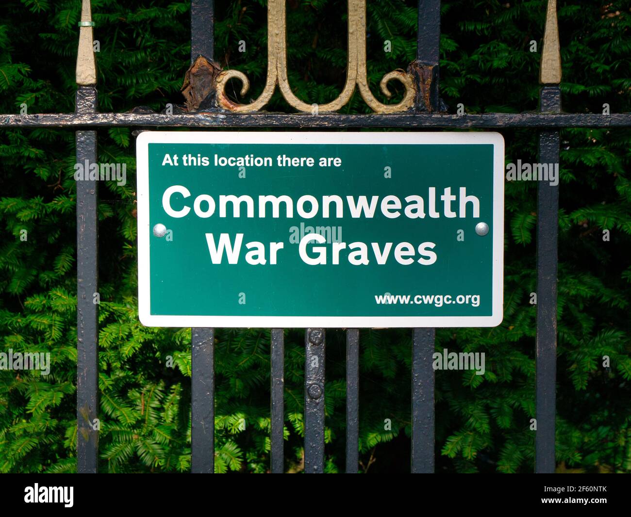 Un panneau vert indique qu'un cimetière est l'emplacement des tombes des hommes et des femmes de service gérés par La Commission des sépultures de guerre du Commonwealth Banque D'Images