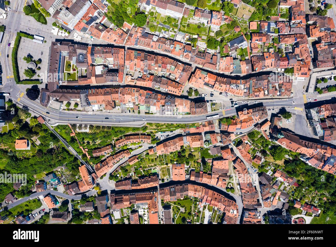 Vue de haut en bas de la vieille ville de Fribourg avec divers points de repère Comme l'hôtel de ville et le funiculaire en Suisse Banque D'Images