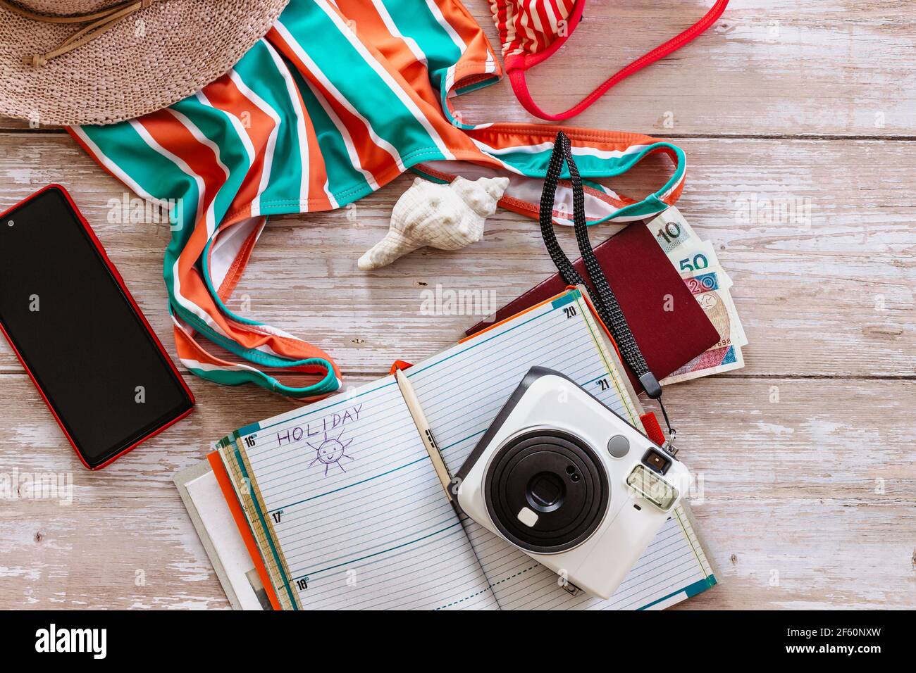 Bannière concept Voyage plat.articles pour les vacances d'été: Passeport, bikini, chapeau, argent, smartphone, espace copie appareil photo.vue du dessus concept de vacances.planification préalable Banque D'Images