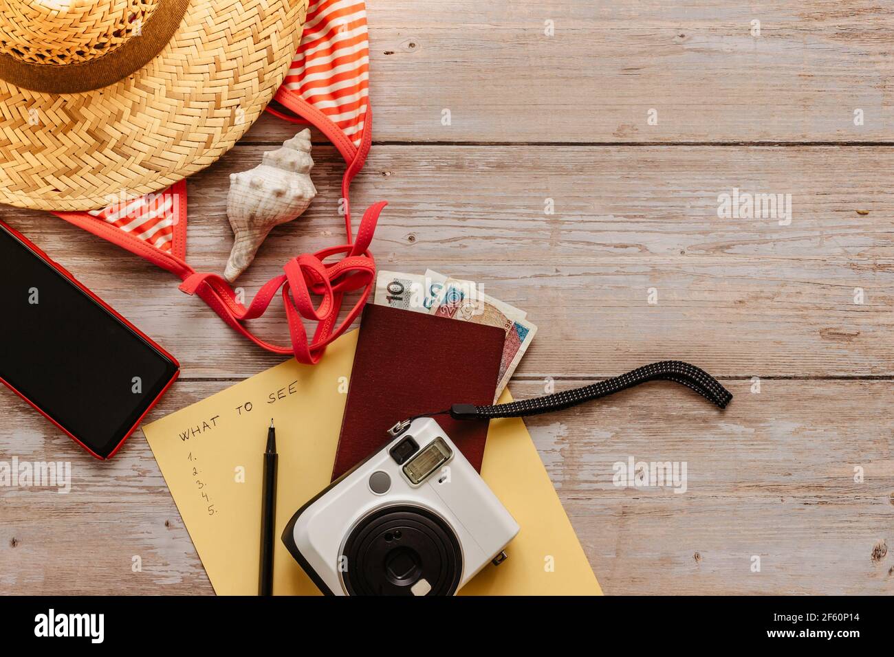 Bannière concept Voyage plat.articles pour les vacances d'été: Passeport, bikini, chapeau, argent, smartphone, espace copie appareil photo.Top View concept vacances.planification fun Banque D'Images