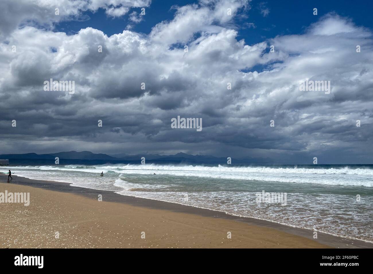 Vue panoramique sur la plage de Plettenberg Bay, Afrique du Sud contre un ciel bleu avec des nuages Banque D'Images