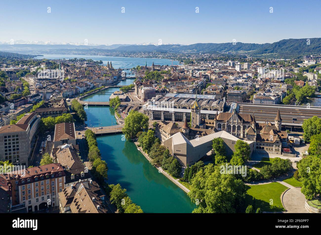 Vue aérienne du fleuve Limmat qui traverse le centre-ville de Zurich par le musée national, la gare et la vieille ville pour terminer dans le lac Banque D'Images