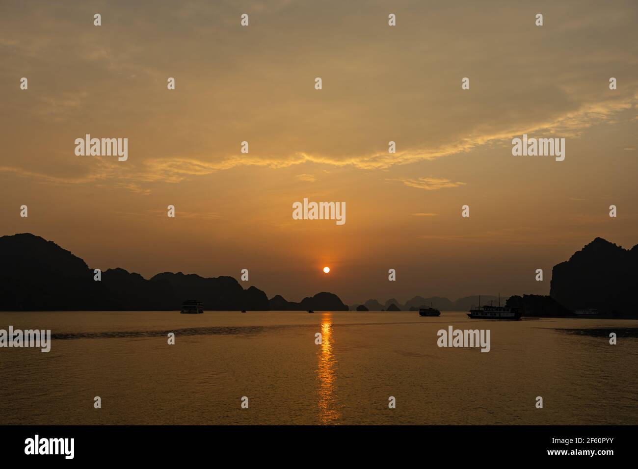 Coucher de soleil dans la baie de Halong du Vietnam Banque D'Images