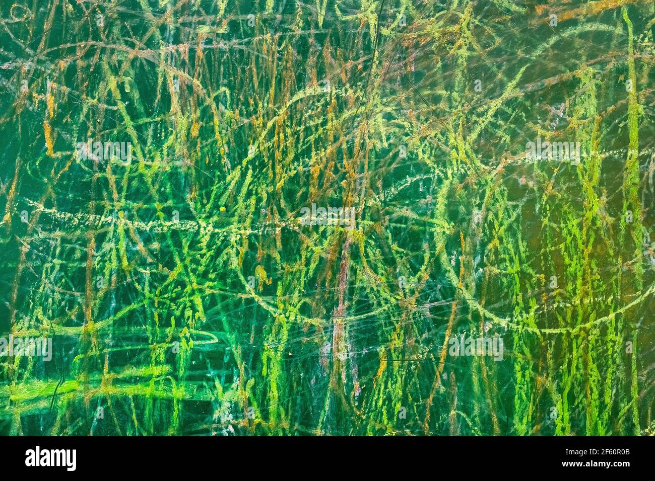 Dessins chaotiques des enfants dans la craie colorée sur un tableau vert. Arrière-plan de texture de motif abstrait. Banque D'Images Dessins chaotiques des enfants dans la craie colorée sur un tableau vert. Arrière-plan de texture de motif abstrait. Banque D'Images