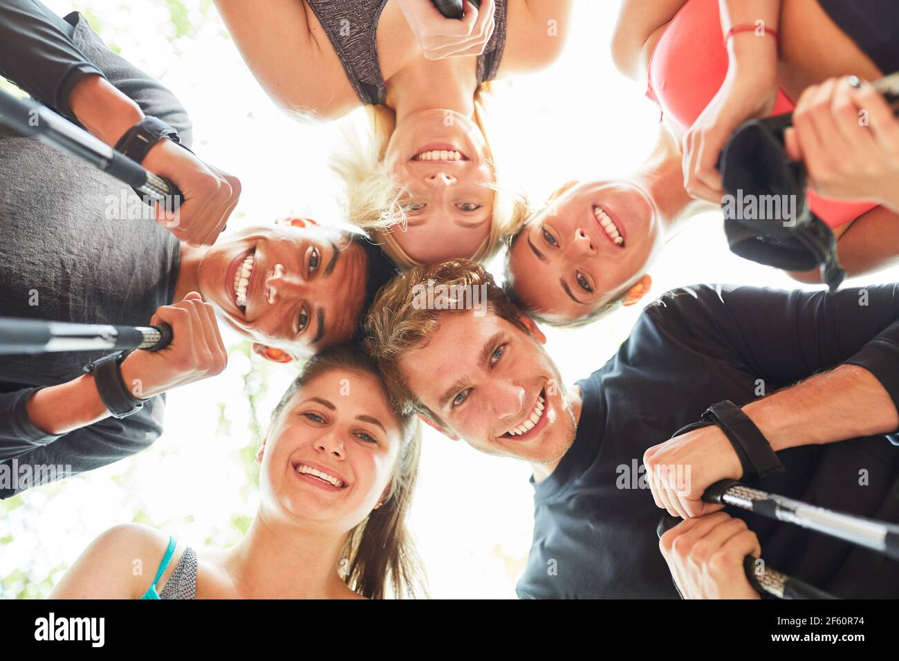 Groupe d'adolescents comme amis et comme une équipe Dans un cercle pendant la marche nordique Banque D'Images