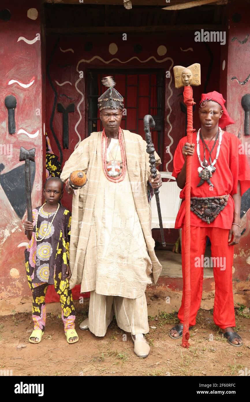 Sango worshiper (chef Waheed Ajao (JP), Ona Mogba d'Oyo Alaafin) avec sa famille pendant le Festival mondial de Sango, État d'Oyo, Nigeria. Banque D'Images