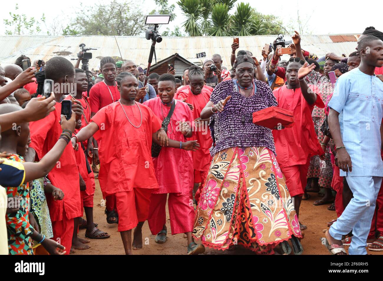 Elégún sängó dirigeant les adorateurs de Sango dans la prière depuis le temple de Koso à travers le canton d'Oyo pendant le Festival mondial de Sango, État d'Oyo, Nigeria. Banque D'Images