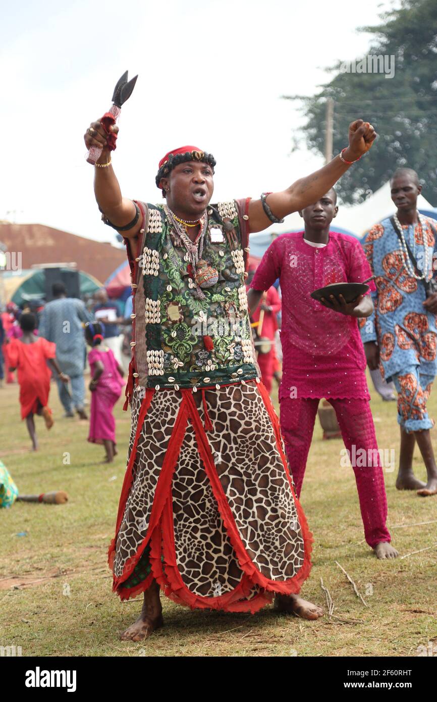 L'adorateur de Sango arrive avec sa puissance magique au lieu du Festival mondial de Sango, dans l'État d'Oyo, au Nigeria. Banque D'Images