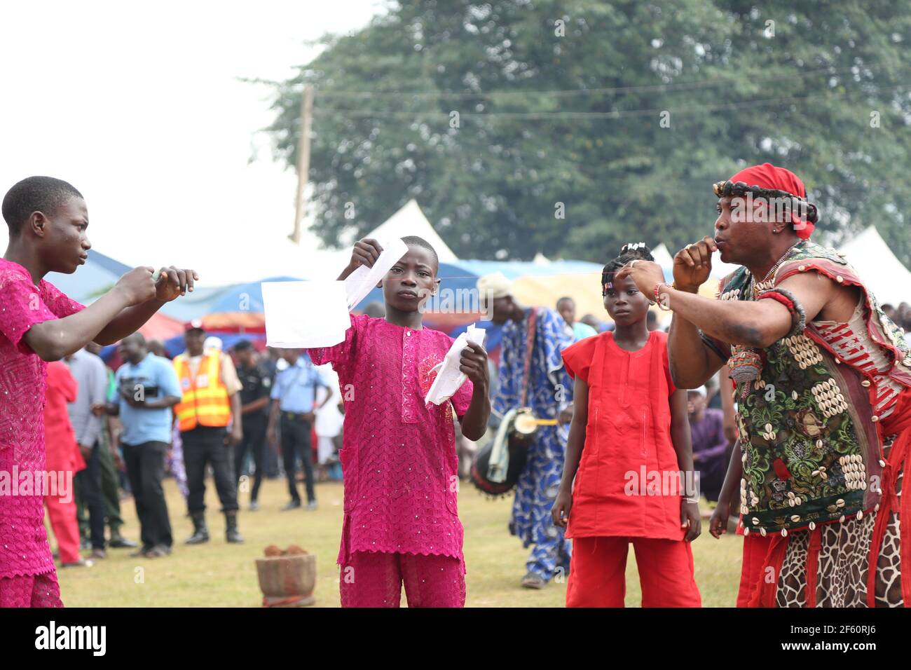 Sango exécutant son pouvoir magique pendant le Festival mondial de Sango, État d'Oyo, Nigeria. Banque D'Images