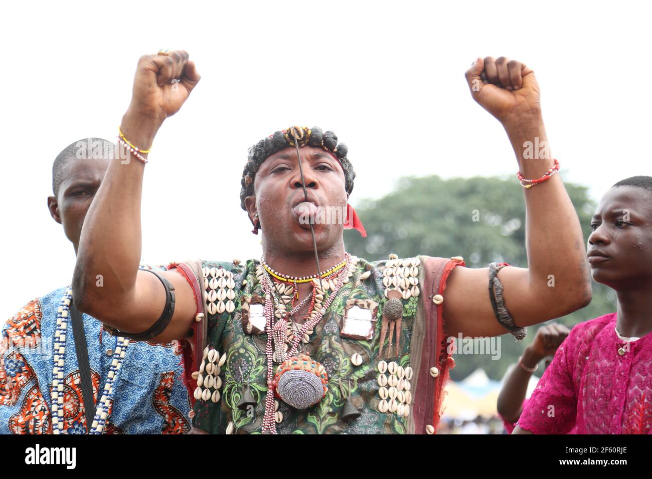 L'interprète de Sango piquant sa langue avec une tige de fer pendant le Festival mondial de Sango, État d'Oyo, Nigeria. Banque D'Images