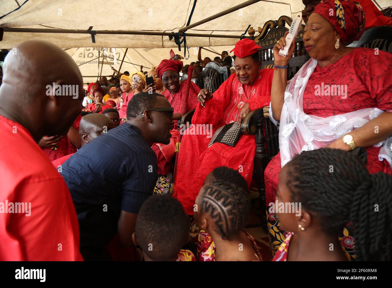 Alabi Pasuma se présente pour Oba Lamidi Adeyemi lors du Festival mondial de Sango, État d'Oyo, Nigeria. Banque D'Images