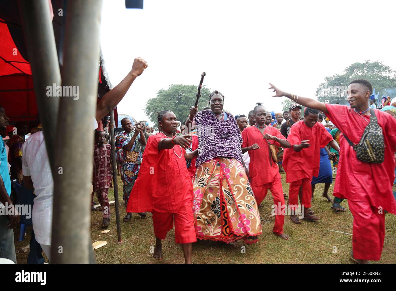 Elégún sángó avec ses disciples arrivant au lieu du Festival mondial de Sango, État d'Oyo, Nigeria. Banque D'Images