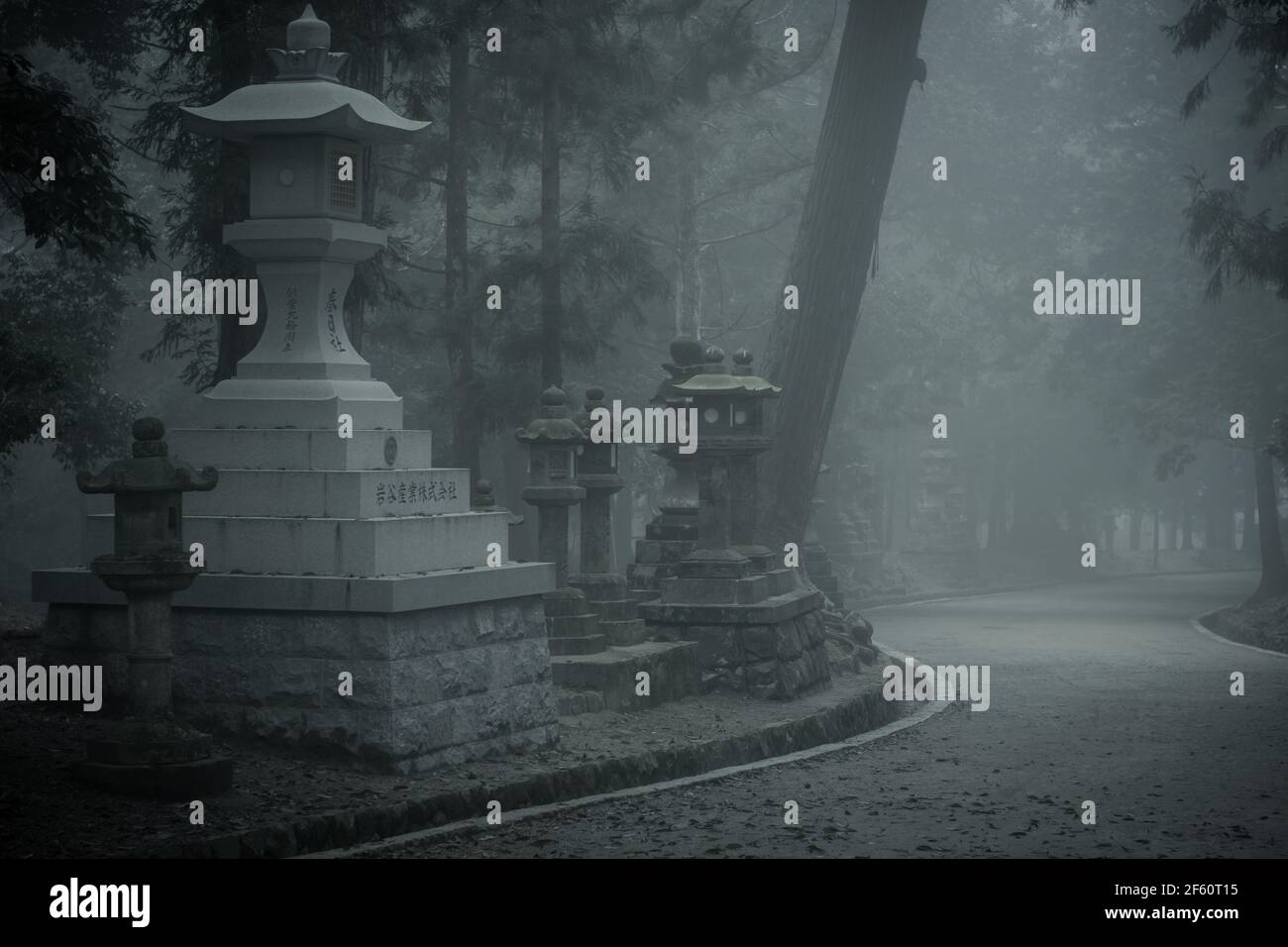 Le Grand Sanctuaire déserté de Kasuga Taisha à Nara, Kansai, Japon, un matin froid et brumeux Banque D'Images