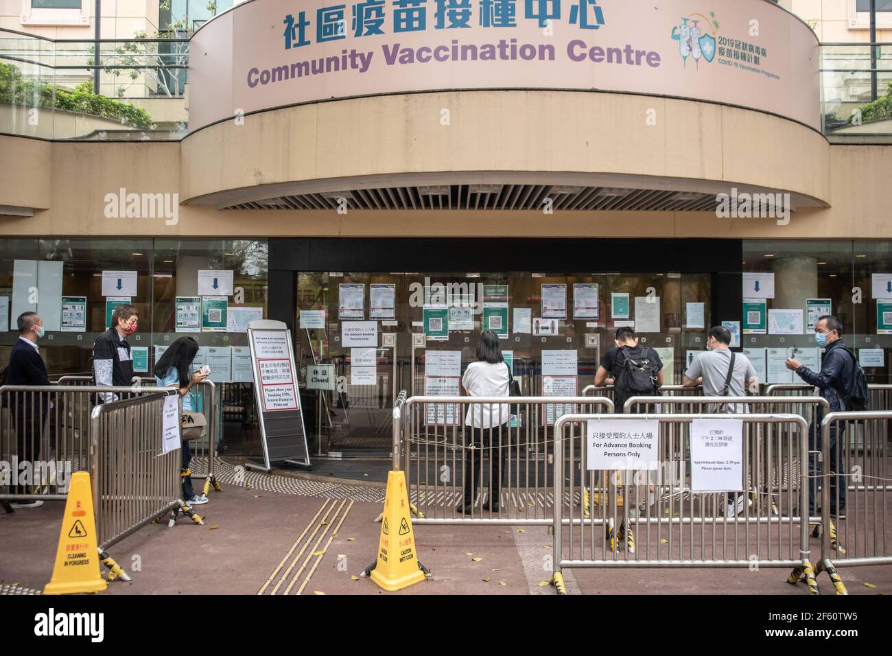 Hong Kong, Chine. 18 mars 2021. Les gens attendent en file d'attente pour se rendre au Centre communautaire de vaccination situé dans l'une des galeries de la bibliothèque centrale de Hong Kong, dans le district de Tai Hang. Les citoyens de Hong Kong assistent au Centre communautaire de vaccination situé dans l'une des galeries de la Bibliothèque centrale de Hong Kong, dans le district de Tai Hang, le jeudi 18 mars. Crédit : SOPA Images Limited/Alamy Live News Banque D'Images