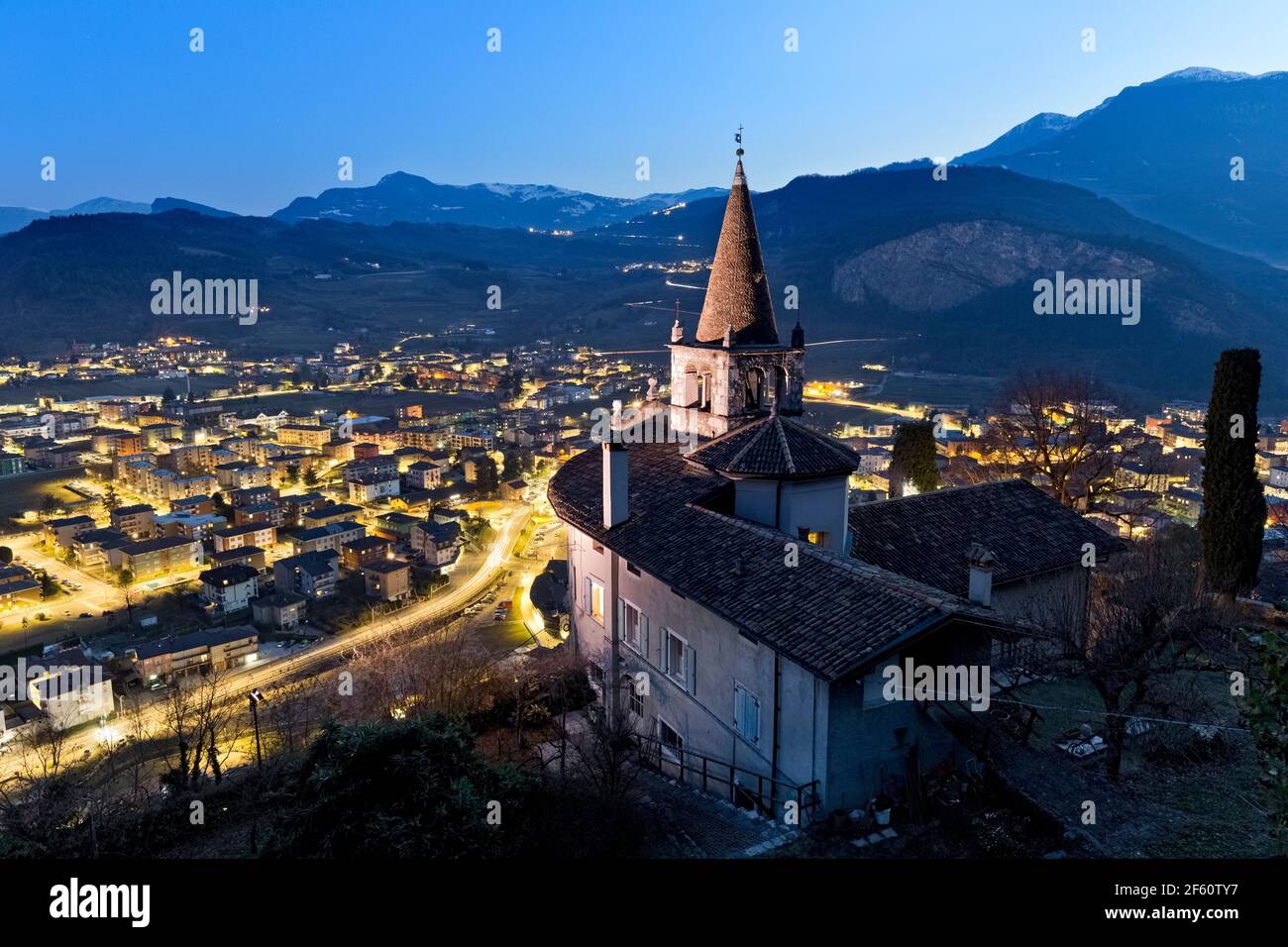 L'église de Montalbano et la ville de Mori. En arrière-plan le plateau de Brentonico. Vallagarina, Trentin-Haut-Adige, Italie. Banque D'Images