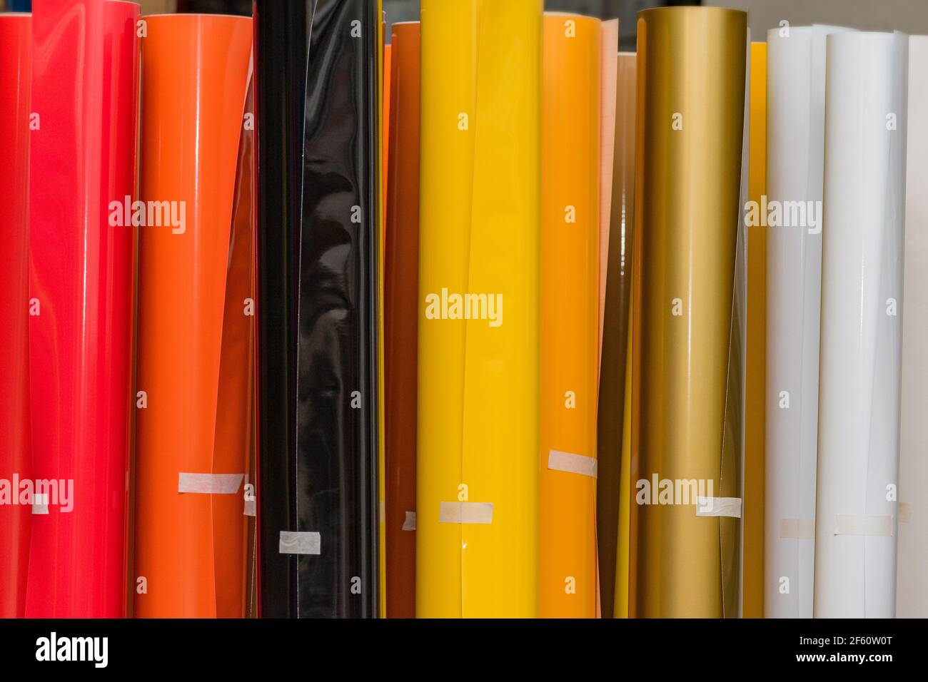 rouleaux de film film adhésif en vinyle de couleur pour l'emballage de voiture ou le traceur. Films en rouleaux pour la publicité Banque D'Images