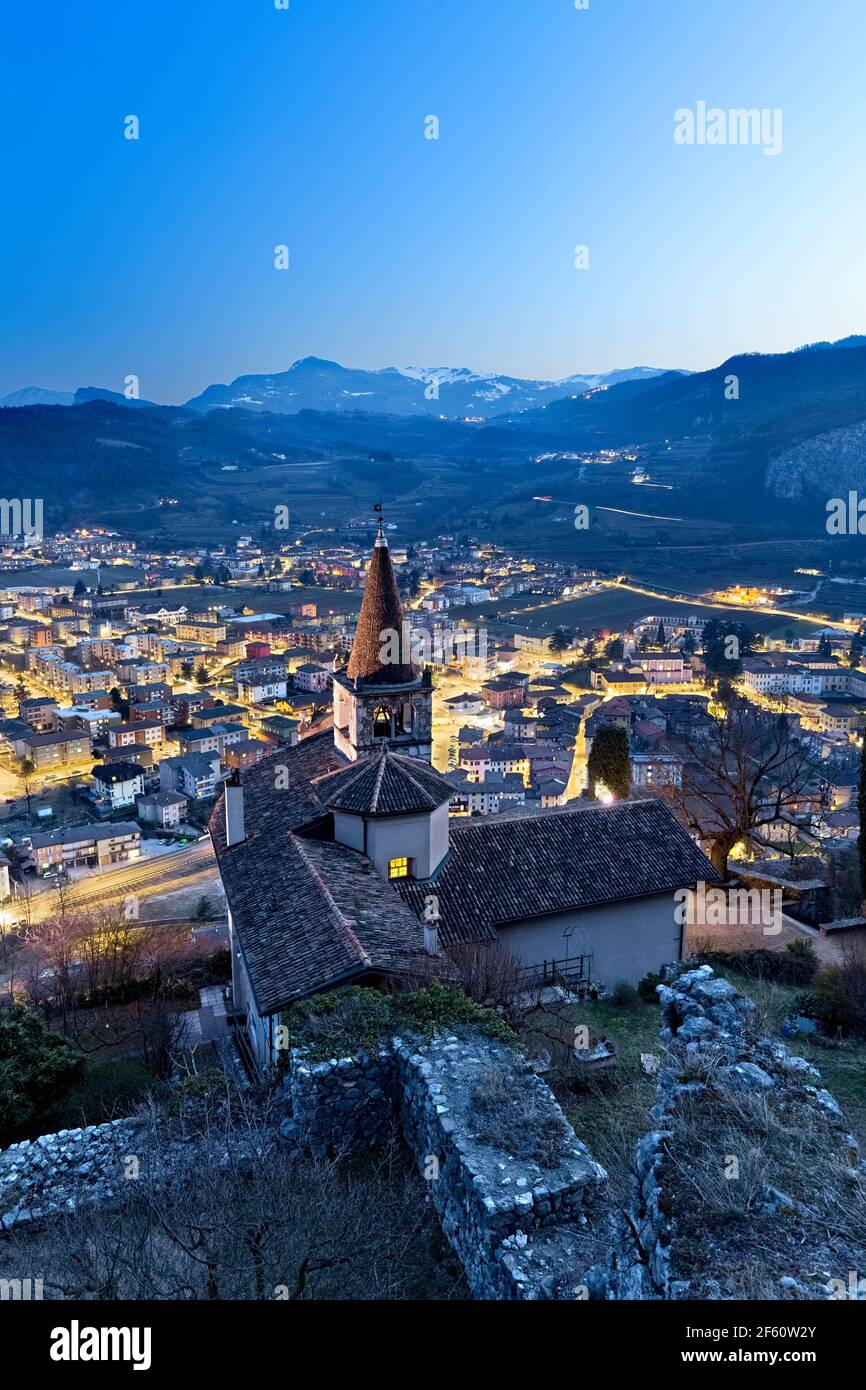 L'église de Montalbano et la ville de Mori. En arrière-plan le plateau de Brentonico. Vallagarina, Trentin-Haut-Adige, Italie. Banque D'Images