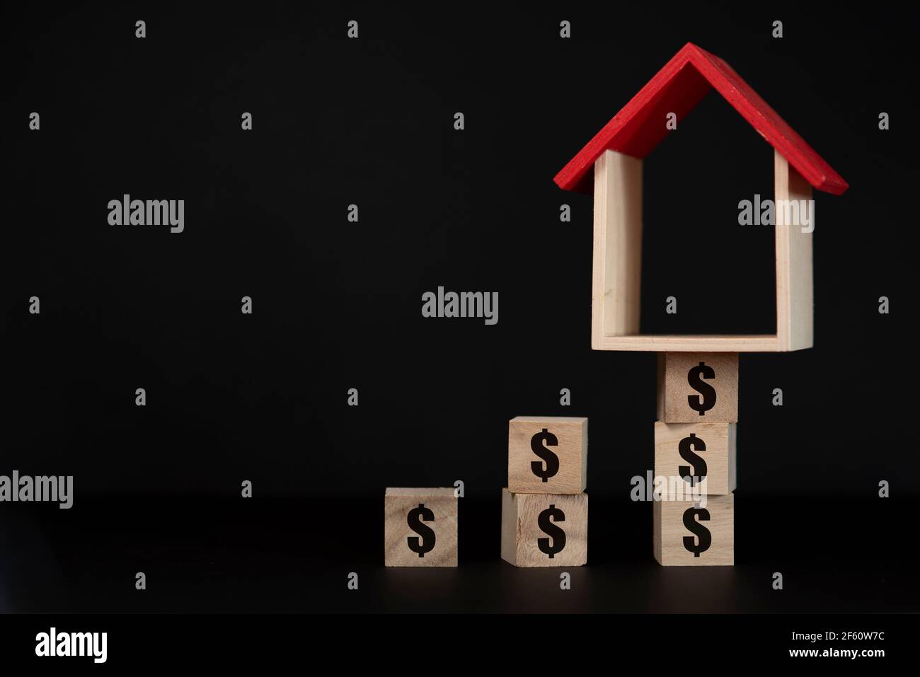 Modèle de maison sur cube en bois avec signe de dollar. Concept d'augmentation du prix de la maison, loyer et valeur Banque D'Images