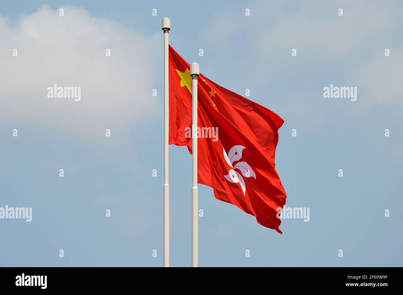 Drapeau national de la République populaire de Chine volant à côté Le drapeau de la région administrative spéciale de Hong Kong Banque D'Images
